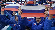 D�ti v Gurzufu na Krymu dr�í ruské státní vlajky b�hem akce na po�et ruské...