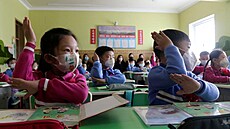 Děti na základní škole v Pchjongjangu v KLDR (1. dubna 2023)