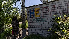 Graffiti s písmenem Z, které se stalo symbolem ruské armády, je vidt na zdi...