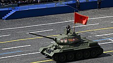 Ruský prezident Vladimir Putin a hosté sledují jízdu sovtského tanku T-34...