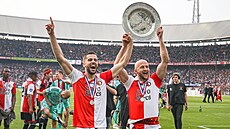Dávid Hancko (vlevo) slaví zisk nizozemského ligového titulu s Feyenoordem.