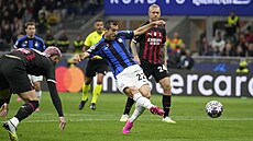 Henrich Mchitarjan z Interu st�ílí gól proti AC Milán.