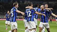 Fotbalisté Interu oslavují trefu proti AC Milán. | na serveru Lidovky.cz | aktuální zprávy