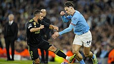 Jack Grealish (vpravo) z Manchesteru City se sna�í projít p�es Daniho Carvajala...