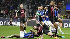 Momentka z utkání Ligy mistr mezi AC Milán a Interem.