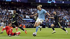 Erling Haaland z Manchesteru City (9) postupuje s mí�em proti brán� Realu...