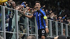 Lautaro Martínez slaví gól proti AC Milán.