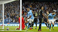Manuel Akanji z Manchesteru City (25) se raduje po vlastním gólu Edera Militaa...