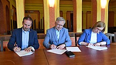 Memorandum o spolupráci podepisují (zleva) Ond�ej Smí�ek (Ná� D��ín) Ji�í And�l...