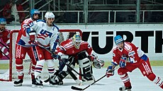 Drahomír Kadlec se snaí ped Petrem Bízou zablokovat stelu amerického hráe.