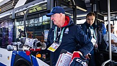 Trenér reprezentace Kari Jalonen vystupuje z autobusu p�i cest� na trénink.