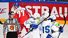 Hokejisté Slovinska po šťastné brance otevřeli skóre v zápase s Českem.