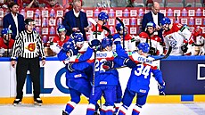Hokejisté Slovenska se radují po gólu do sítě Česka v prvním zápase na MS v...