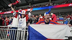 Čeští fanoušci podporují národní tým v zápase proti Slovensku.