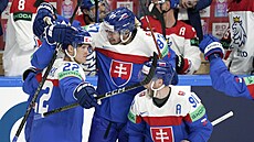 Hokejisté Slovenska oslavují druhou branku proti Česku.