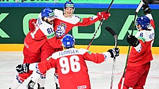 Čeští hokejisté se radují z vyrovnávacího gólu na 2:2 proti Slovinsku.