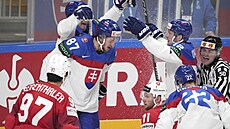 Pavol Regenda a Samuel Kako kií do oblieje Tanneru Richardovi.