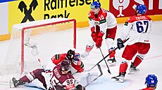 Čeští hokejisté sledují, jak Oskars Batna překonal v prodloužení Šimona Hrubce.