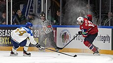 Norský úto�ník Sondre Olden (13) se sna�í p�ejít p�es kazachstánského forvarda...