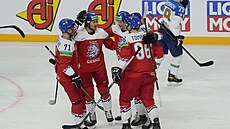 Čeští hokejisté oslavují vstřelenou branku do sítě Kazachstánu.