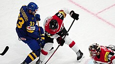 �védský úto�ník Jakob Silfverberg svádí souboj s rakouským zadákem Kilianem...