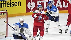 Clonící český útočník Lukáš Sedlák (23) se raduje z gólu před kazachstánským...