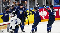 Fin�tí hokejisté se radují z gólu kapitána Marka Anttily (12).