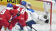 Kazachstánský branká� Andrej �utov zastavuje �anci �eského úto�níka Ji�ího...