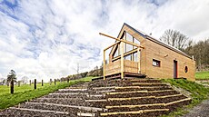 Zahrada je ve fázi rozpracovanosti, d�ev�ná ��ibenice� nad terasou bude v...