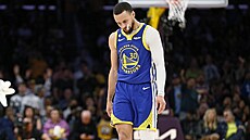 Zklamaný Stephen Curry z Golden State v estém zápase druhého kola play off NBA...