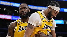 Hvzdy Los Angeles Lakers LeBron James (vlevo) a Anthony Davis slaví postup do...
