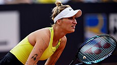 Markéta Vondroušová se soustředí na příjem na tenisovém turnaji v Římě.