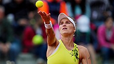 Markéta Vondrouová podává na tenisovém turnaji v ím.