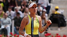 Markéta Vondroušová se hecuje na tenisovém turnaji v Římě.