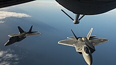 Americké letouny F-22 Raptor před doplňováním paliva za letu