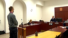 Obalovaný Jakub Jaek u Obvodního soudu pro Prahu 1 (18. kvtna 2023)
