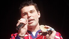Jaromír Jágr v roce 2005 se zlatou medailí a zlomeným malíkem