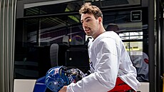 Filip Chytil vystupuje z autobusu p�ed tréninkem národního mu�stva.