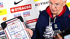 Trenér české hokejové reprezentace Kari Jalonen dorazil na rozhovor s novináři...