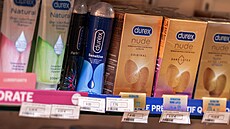 Produkty společnosti Durex včetně nových ultratenkých prezervativů Nude na...