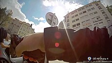 Strá�níci zadr�eli mladíka, který testoval novou zbra� st�elbou z auta