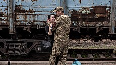 Nádraí v Kramatorsku se stalo stálým místem setkávání voják z fronty a jejich...