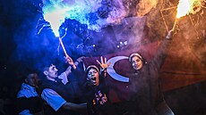Píznivci tureckého prezidenta Recepa Tayyipa Erdogana v Istanbulu oslavují...
