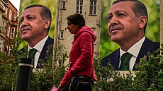 Neznámá ena v Istanbulu prochází kolem portrét tureckého prezidenta Recepa...