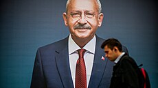 V Istanbulu se po volbách probudili do nového rána. Portrét éfa strany CHP...