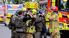 Nmecká policie zasahuje spolu s hasii v Ratingenu poté, co v jednom z...