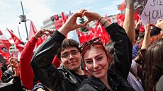 Mladí p�íznivci tureckého prezidentského kandidáta Kemala Kiliçdaroglua na...
