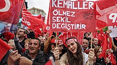 Piznivci tureckého prezidentského kandidáta Kemala Kiliçdaroglua na mítinku ve...