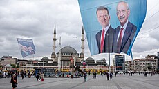 Na istanbulském námstí Taksim se potkaly transparenty tureckého prezidentského...