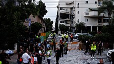 Izraelští záchranáři pomáhají lidem poté, co raketa vypálená zřejmě z Pásma... | na serveru Lidovky.cz | aktuální zprávy
